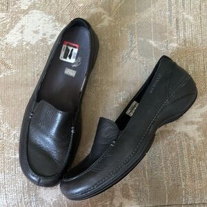 Women’s Merrell Sz 8.5 black leather casual round toe comfort flat shoes